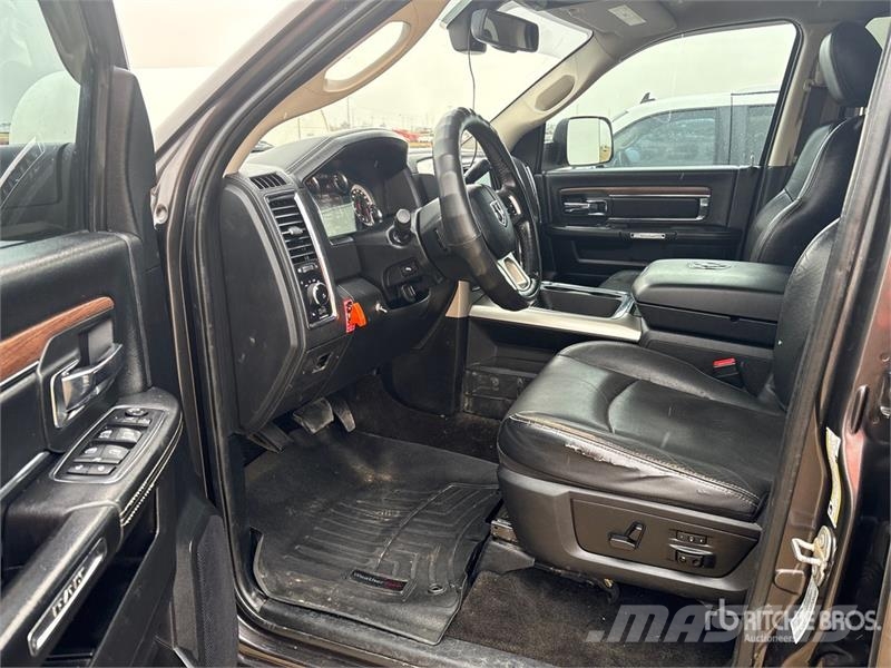 RAM 3500 Laramie 4x4 Crew Cab Pickup Autre fourgon / utilitaire