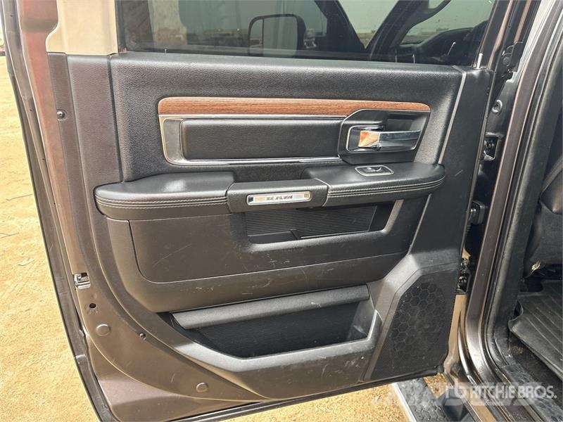 RAM 3500 Laramie 4x4 Crew Cab Pickup Autre fourgon / utilitaire