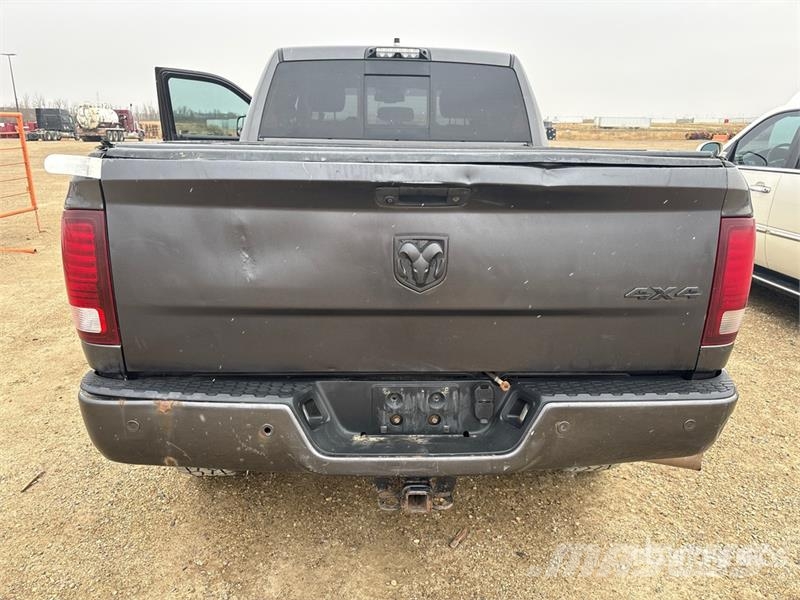 RAM 3500 Laramie 4x4 Crew Cab Pickup Autre fourgon / utilitaire