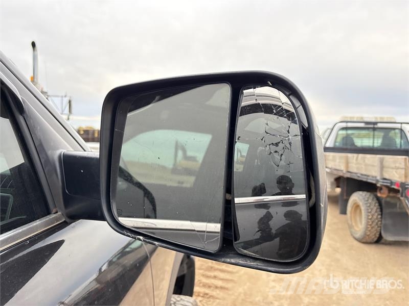 RAM 3500 Limited 4x4 Crew Cab Pickup Egyéb