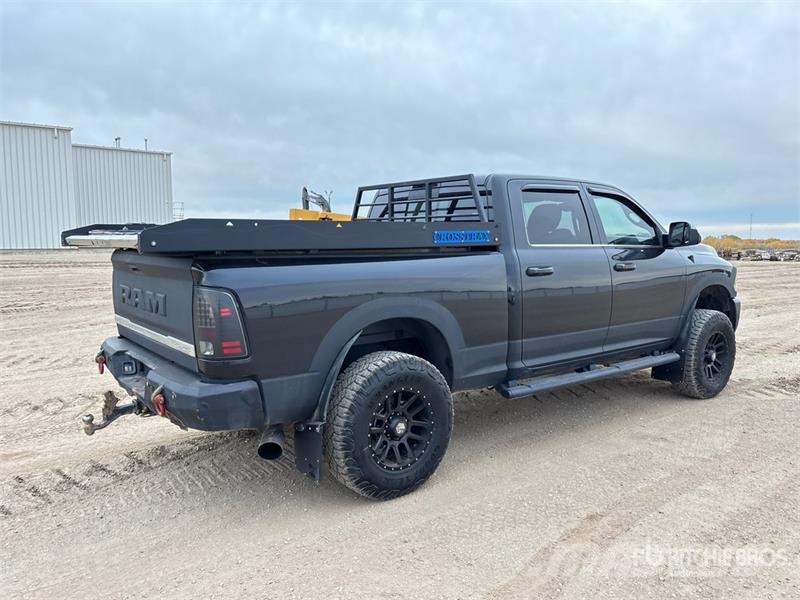 RAM 3500 Limited 4x4 Crew Cab Pickup Egyéb