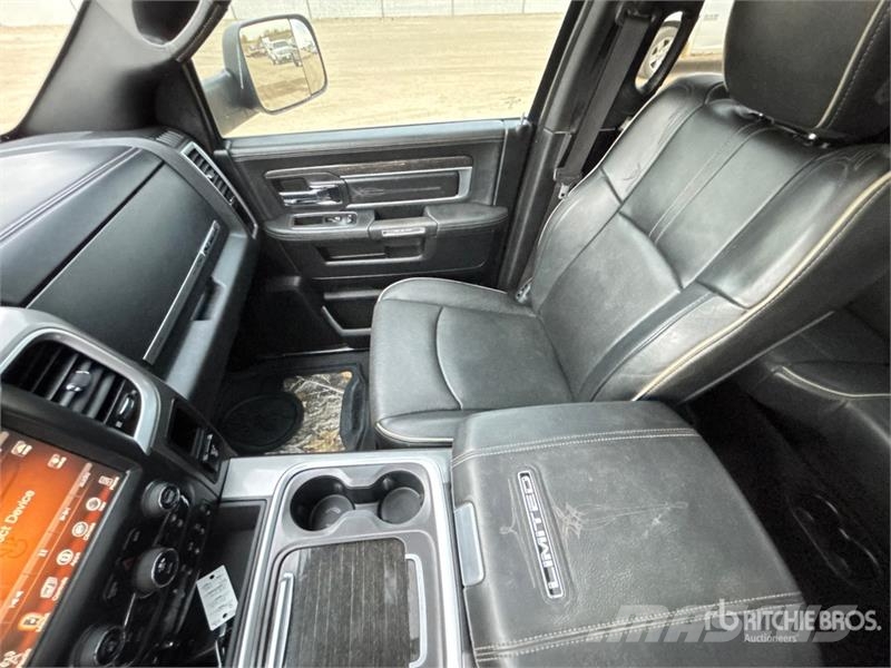 RAM 3500 Limited 4x4 Crew Cab Pickup Egyéb