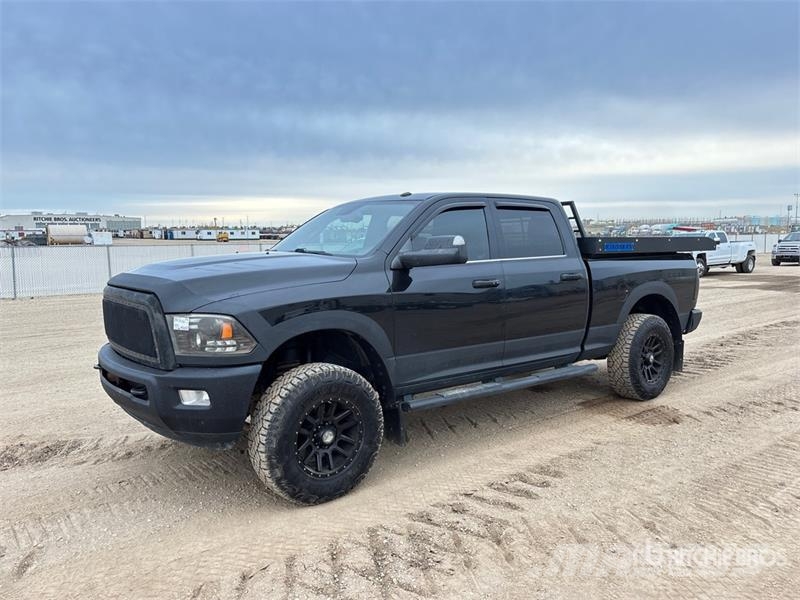 RAM 3500 Limited 4x4 Crew Cab Pickup Egyéb