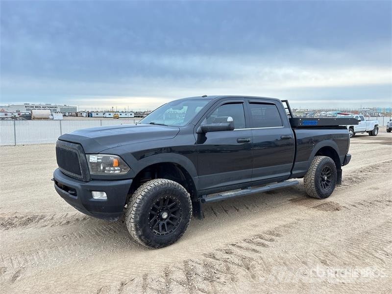 RAM 3500 Limited 4x4 Crew Cab Pickup Egyéb
