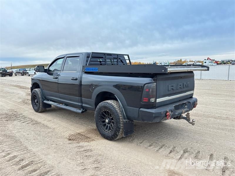 RAM 3500 Limited 4x4 Crew Cab Pickup Egyéb
