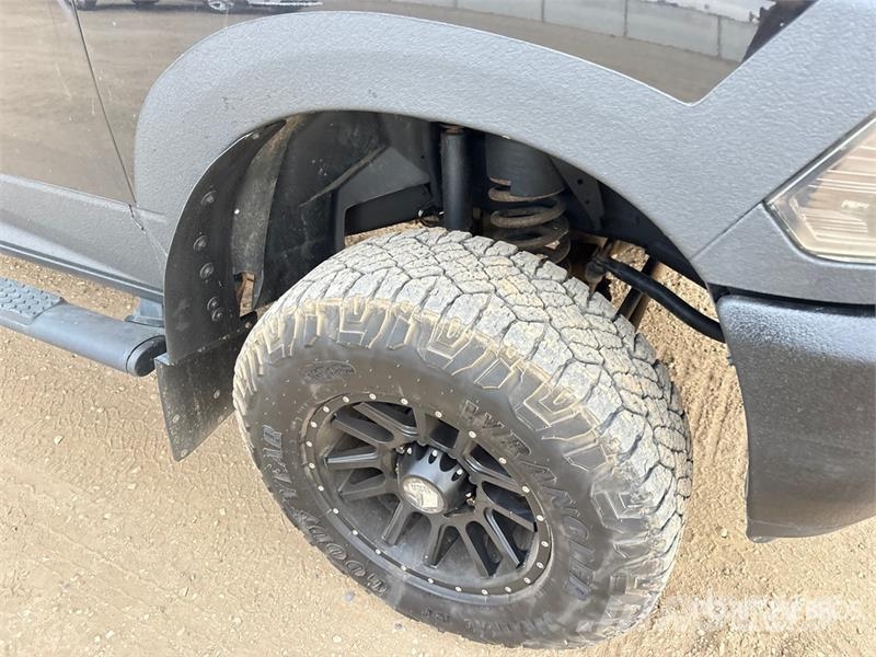 RAM 3500 Limited 4x4 Crew Cab Pickup Egyéb
