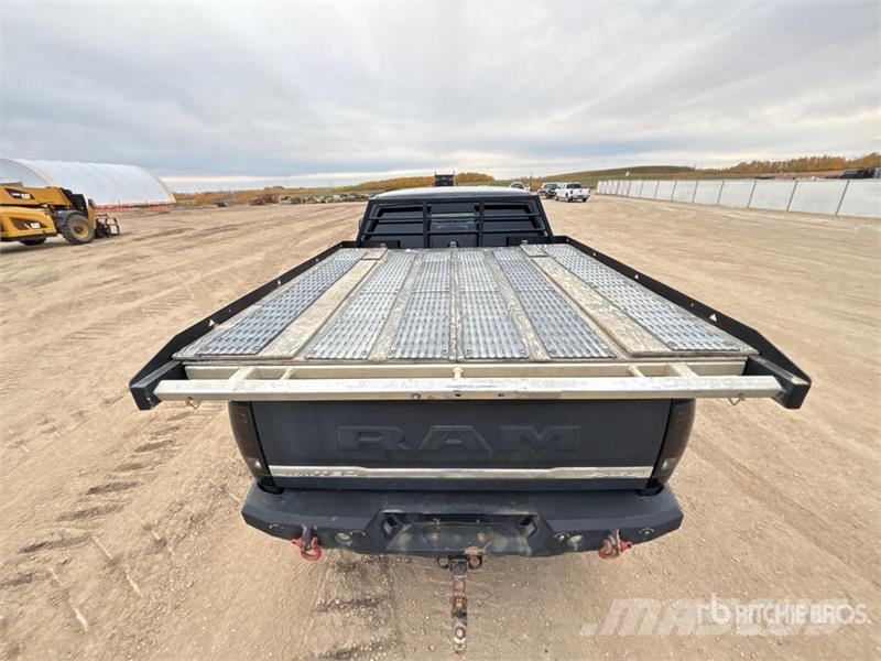 RAM 3500 Limited 4x4 Crew Cab Pickup Egyéb