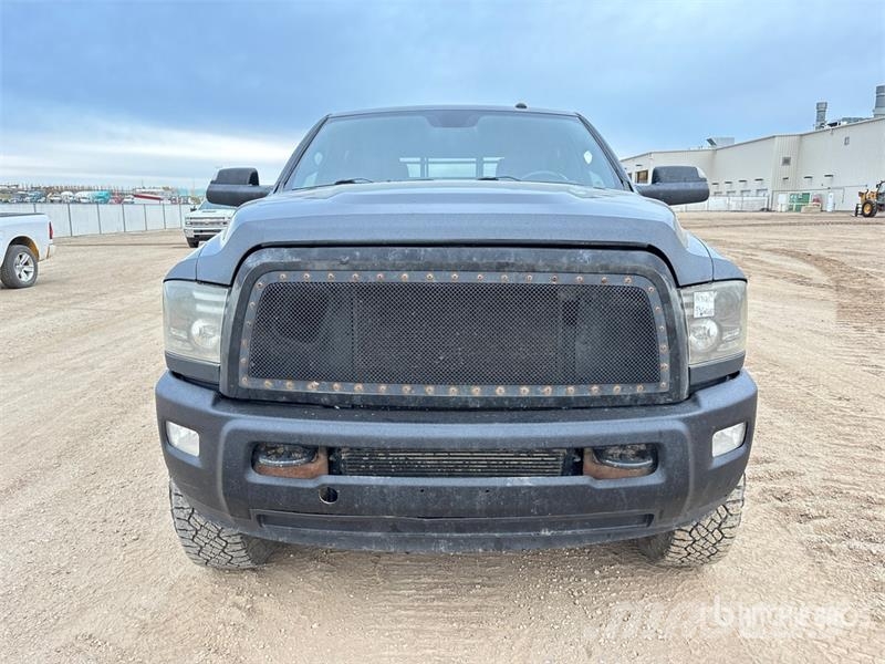 RAM 3500 Limited 4x4 Crew Cab Pickup Egyéb