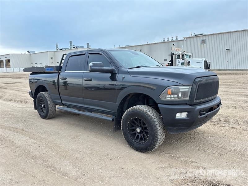 RAM 3500 Limited 4x4 Crew Cab Pickup Egyéb