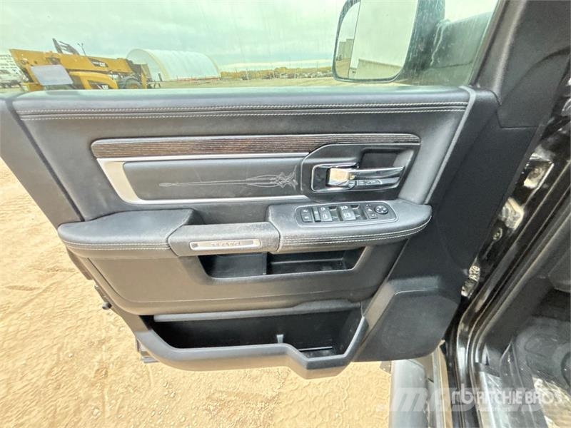 RAM 3500 Limited 4x4 Crew Cab Pickup Egyéb
