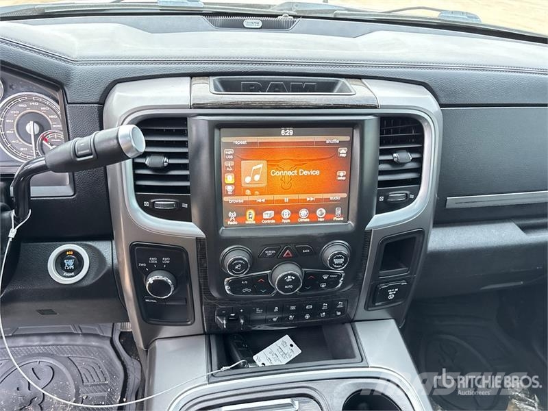 RAM 3500 Limited 4x4 Crew Cab Pickup Egyéb