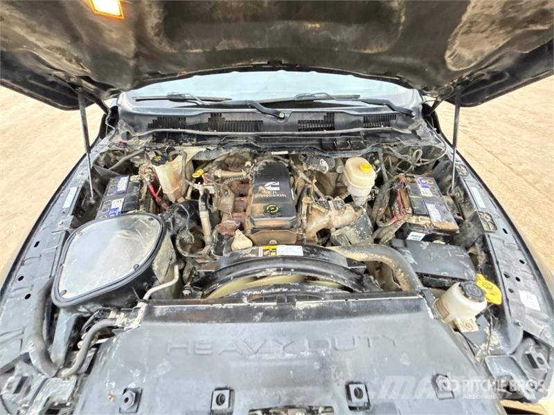 RAM 3500 Limited 4x4 Crew Cab Pickup Egyéb