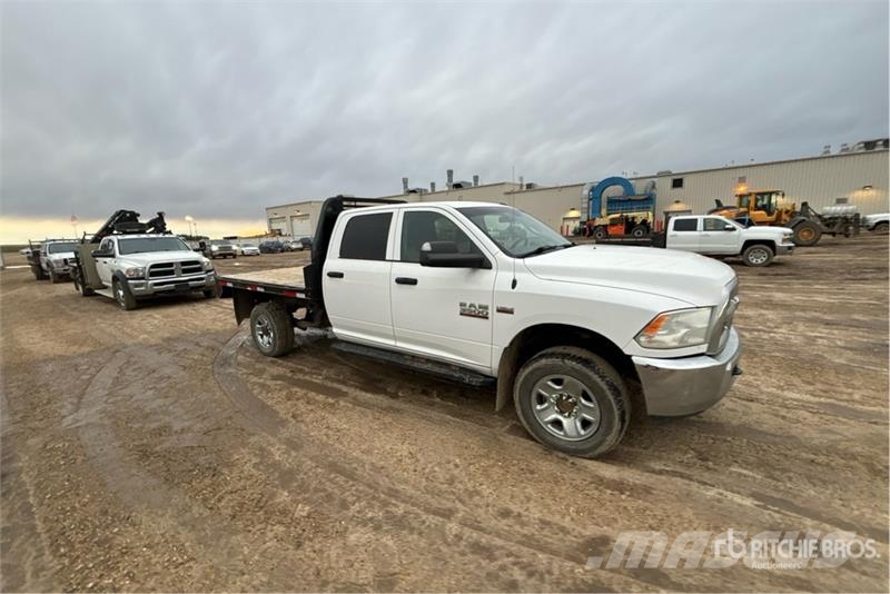 RAM 3500 SLE 4x4 Crew Cab Flatbed Truck Camiones plataforma