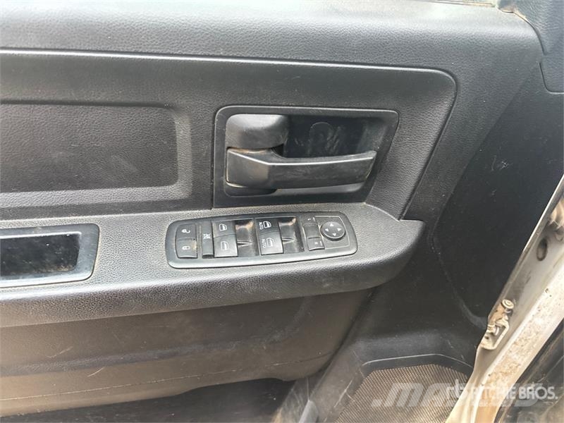 RAM 3500 SLE 4x4 Crew Cab Flatbed Truck Camiones plataforma