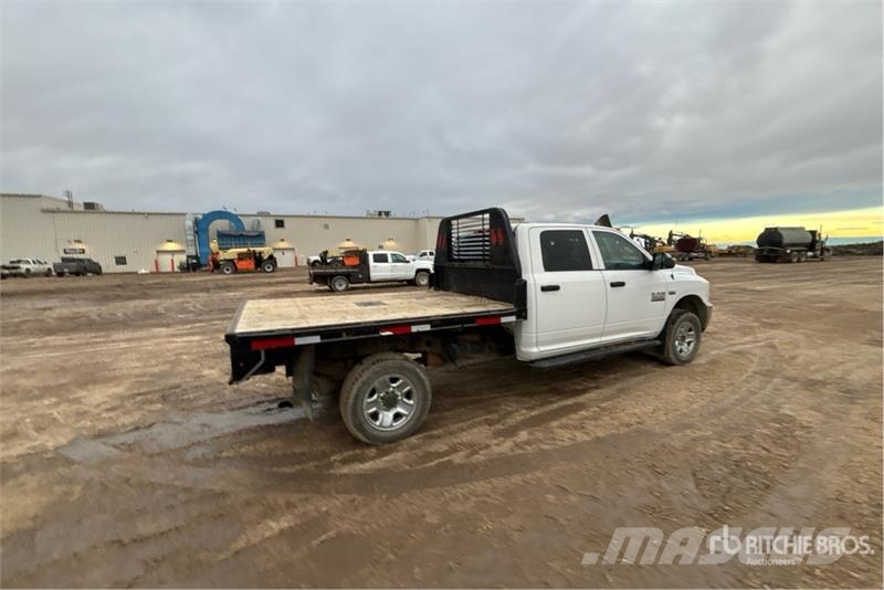 RAM 3500 SLE 4x4 Crew Cab Flatbed Truck Camiones plataforma