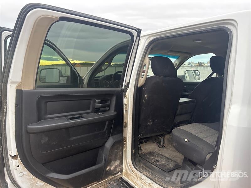 RAM 3500 SLE 4x4 Crew Cab Flatbed Truck Camiones plataforma