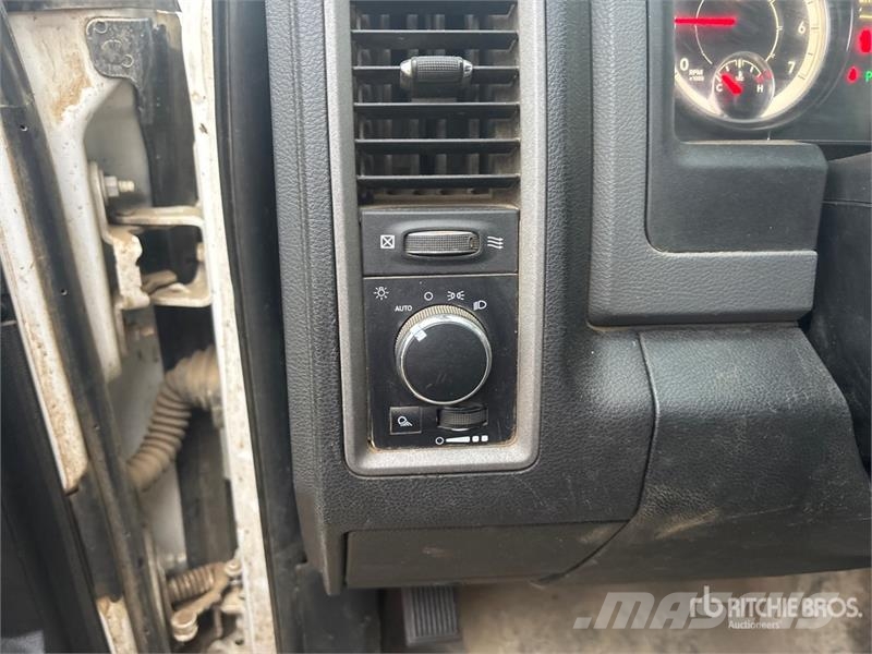 RAM 3500 SLE 4x4 Crew Cab Flatbed Truck Camiones plataforma