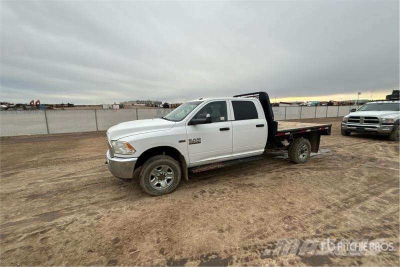 RAM 3500 SLE 4x4 Crew Cab Flatbed Truck Camiones plataforma
