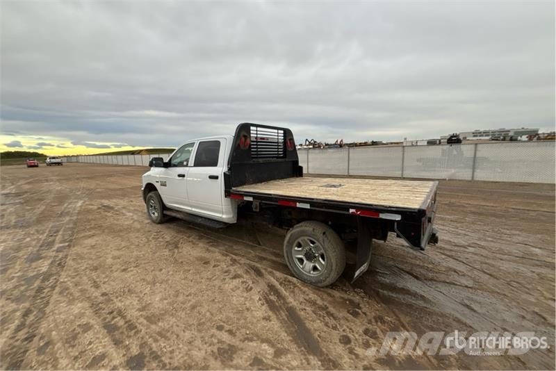 RAM 3500 SLE 4x4 Crew Cab Flatbed Truck Camiones plataforma