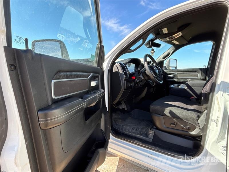 RAM 5500 Tovornjaki s kesonom/platojem