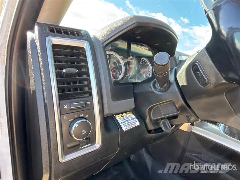 RAM 5500 Вантажівки-платформи/бокове розвантаження
