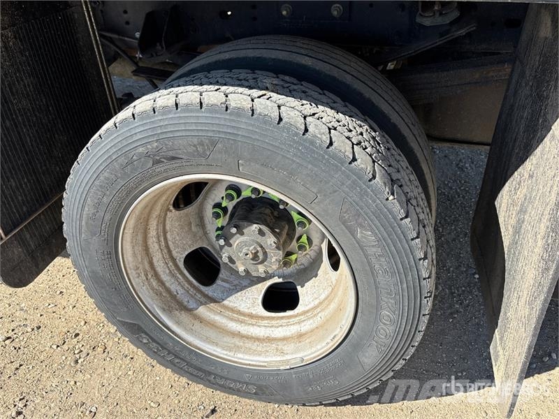 RAM 5500 Tovornjaki s kesonom/platojem