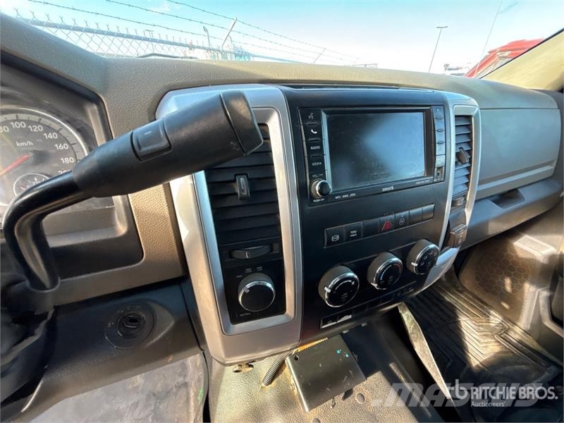 RAM 5500 Tovornjaki s kesonom/platojem
