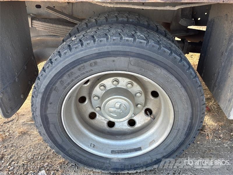 RAM 5500 Tovornjaki s kesonom/platojem