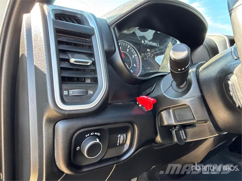 RAM 5500 Tovornjaki s kesonom/platojem