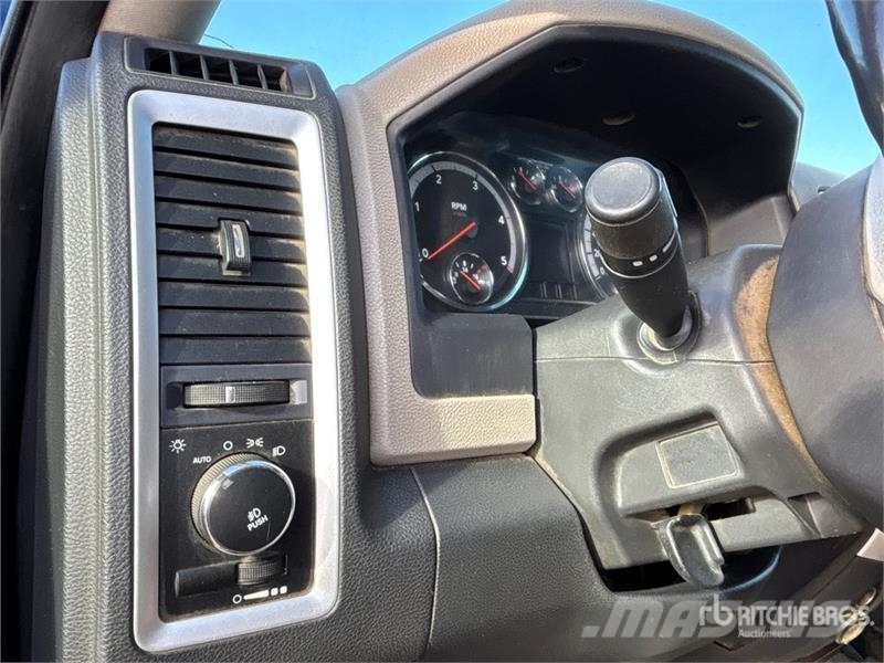 RAM 5500 Tovornjaki s kesonom/platojem