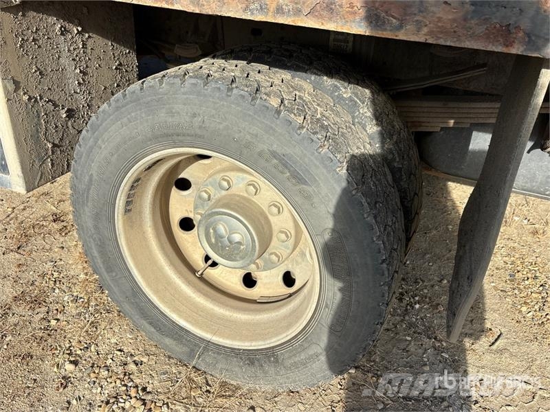 RAM 5500 Tovornjaki s kesonom/platojem