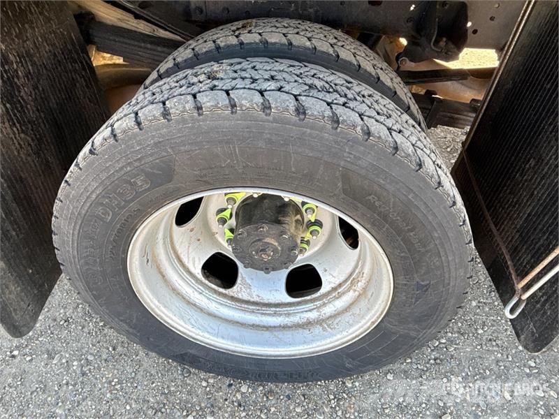 RAM 5500 Tovornjaki s kesonom/platojem