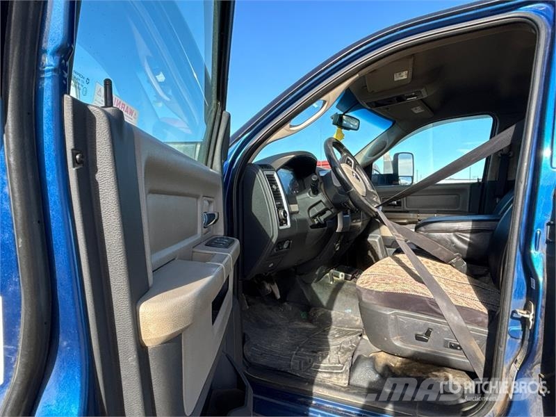 RAM 5500 Tovornjaki s kesonom/platojem