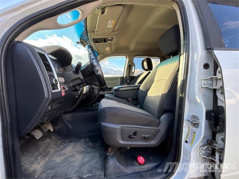 RAM 5500HD 4x4 Crew Cab Flatbed Truck شاحنات مسطحة/مفصلية الجوانب