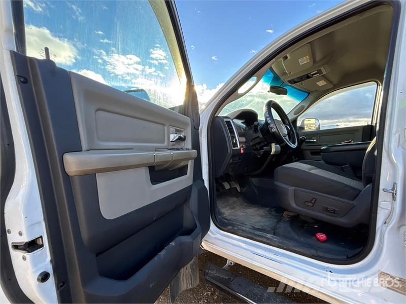 RAM 5500HD 4x4 Crew Cab Flatbed Truck شاحنات مسطحة/مفصلية الجوانب