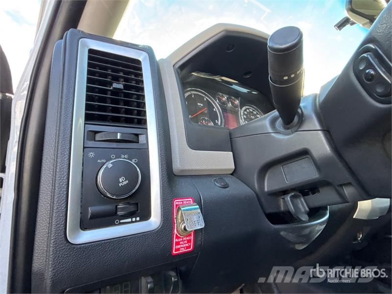RAM 5500HD 4x4 Crew Cab Flatbed Truck شاحنات مسطحة/مفصلية الجوانب