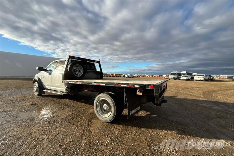 RAM 5500HD 4x4 Crew Cab Flatbed Truck شاحنات مسطحة/مفصلية الجوانب