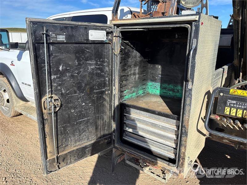 RAM XCLX078ES-4 2800 kg Knuckle Boom on Ram 5500 SLT 4 Camiones grúa