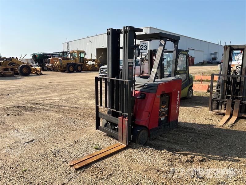 Raymond 420-C30TT 3000 lb Electric Forklift Електронавантажувачі