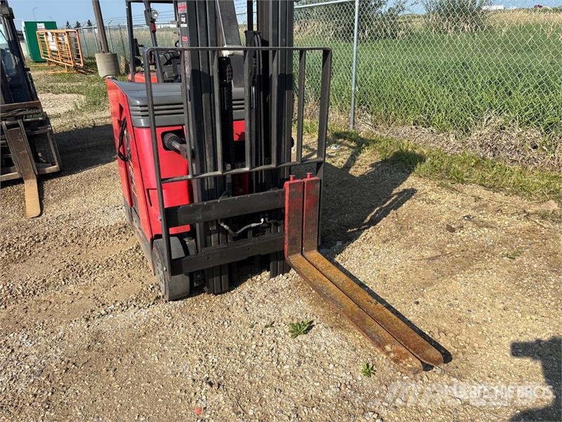 Raymond 420-C30TT 3000 lb Electric Forklift Електронавантажувачі