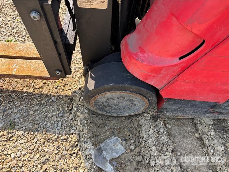 Raymond 420-C30TT 3000 lb Electric Forklift Електронавантажувачі