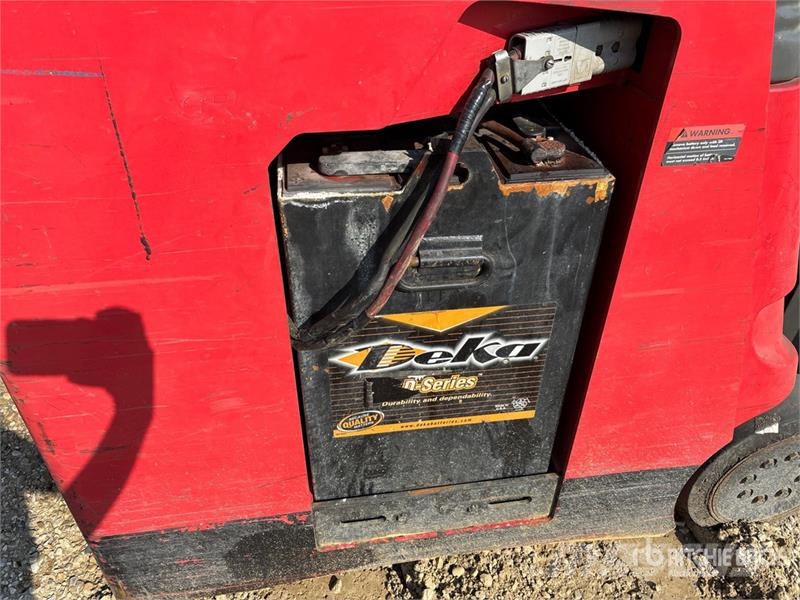 Raymond 420-C30TT 3000 lb Electric Forklift Електронавантажувачі