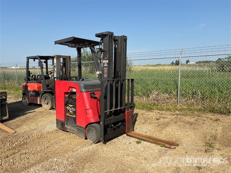 Raymond 420-C30TT 3000 lb Electric Forklift Електронавантажувачі