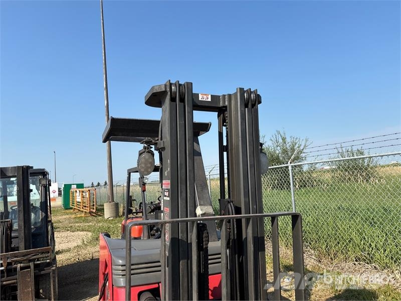 Raymond 420-C30TT 3000 lb Electric Forklift Електронавантажувачі