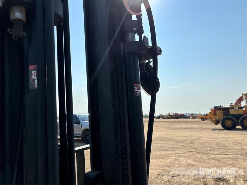 Raymond 420-C30TT 3000 lb Electric Forklift Електронавантажувачі