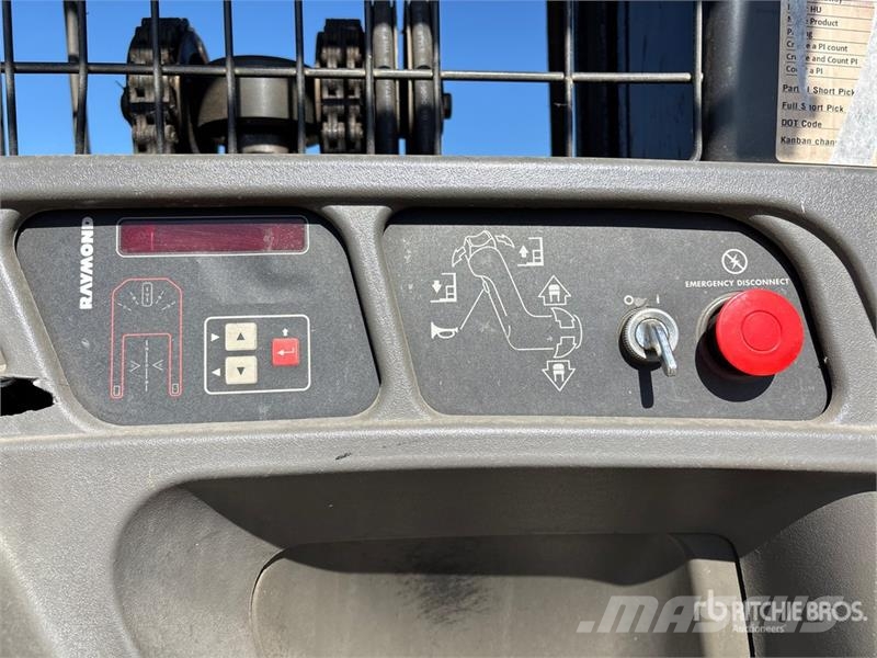 Raymond 560-OPC30TT 3000 lb Order Picker Middelsløftende plukketruck