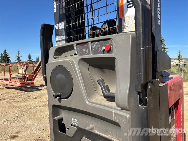 Raymond 560-OPC30TT 3000 lb Order Picker Middelsløftende plukketruck