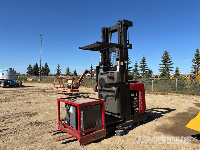 Raymond 560-OPC30TT 3000 lb Order Picker Middelsløftende plukketruck