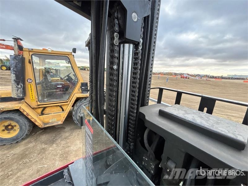 Raymond 740 R45TT 4500 lb Reach Truck Carrello retrattile