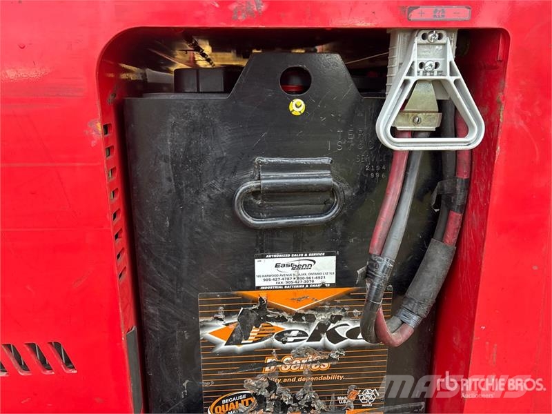 Raymond 740 R45TT 4500 lb Reach Truck Carrello retrattile